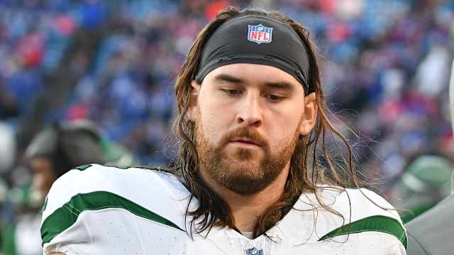 Jets' OL Jake Hanson (62)